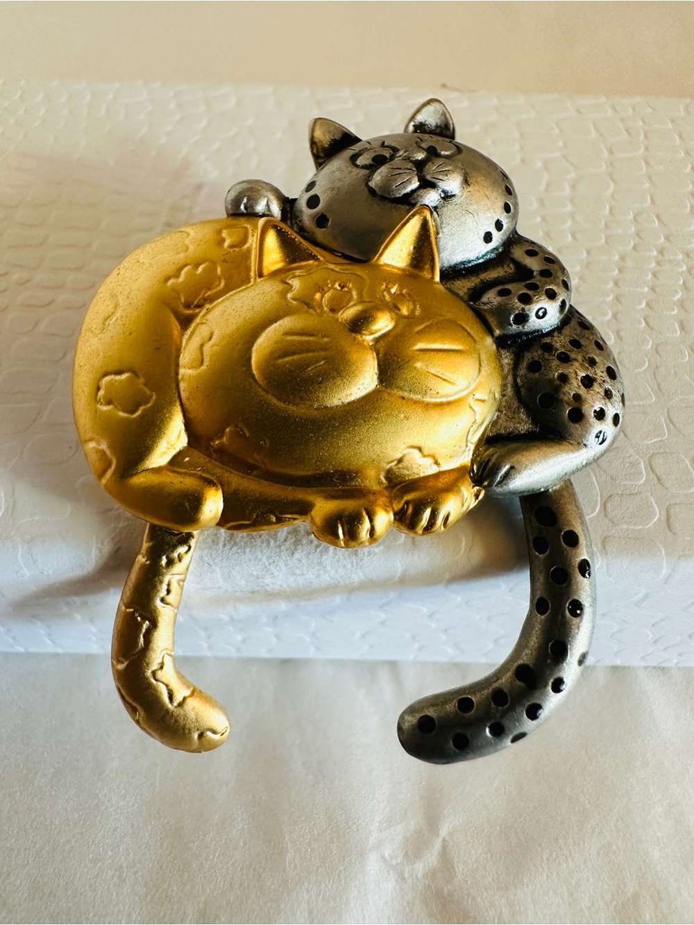 VTG Danecraft Cats Dangling Tails Brooch Pin Signed Pewter Gold Tone Love